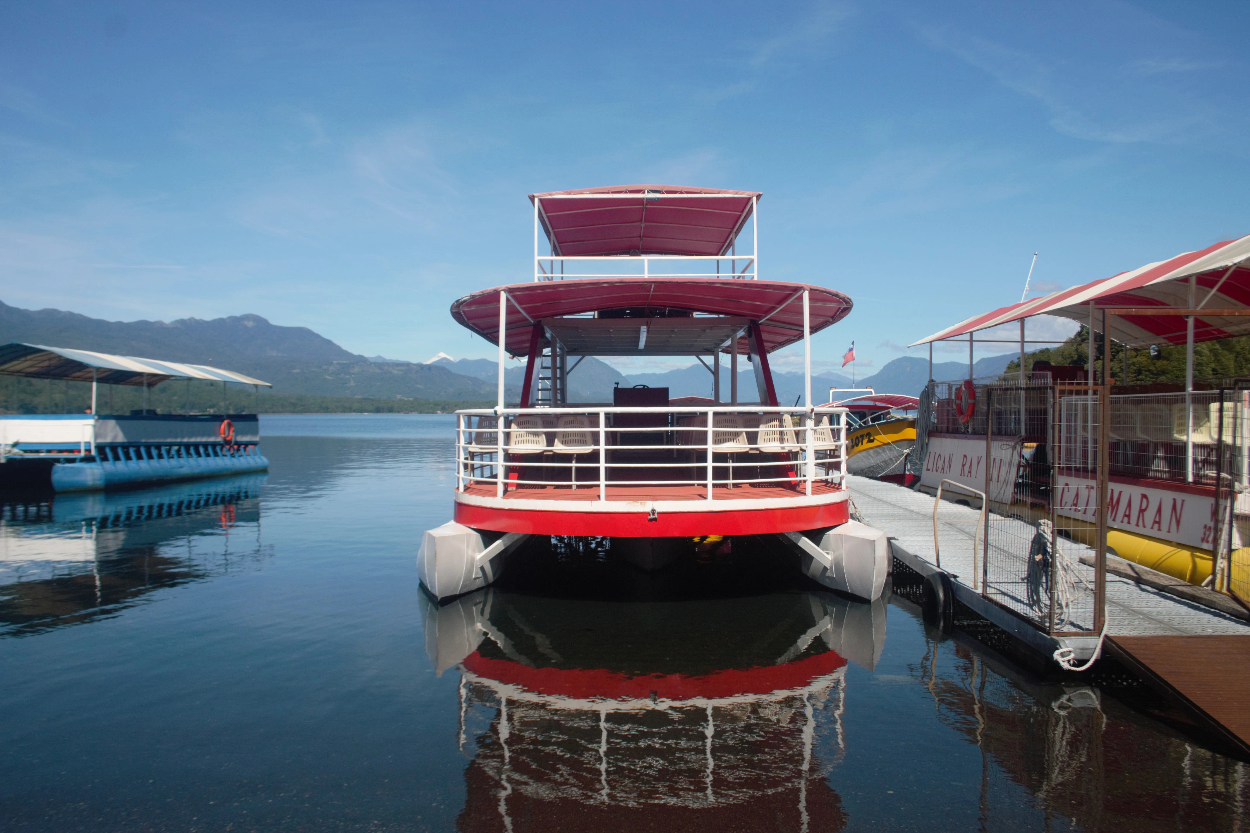 Frente del catamarán con volcanes